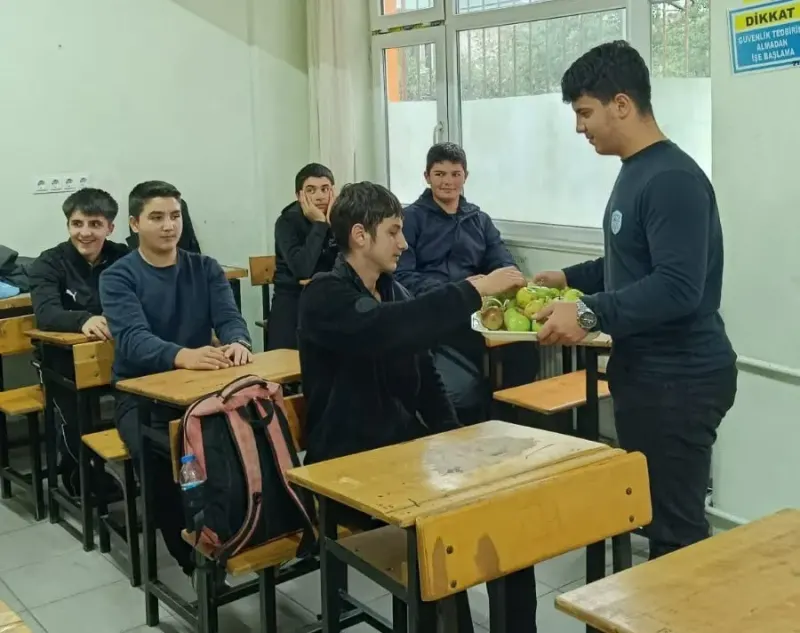 Samsun'da Öğrencilerden Öğretmenlerine Meyveli Ve Sağlıklı Yaşam Sürprizi