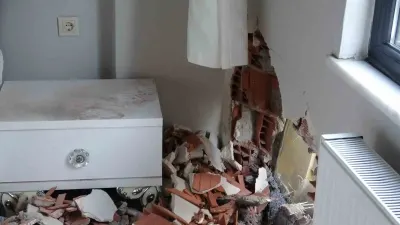 Pendik'te Freni Arızalanan Hafriyat Kamyonu Binaya Çarptı: Sürücü Yaralandı