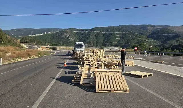 Tırın üzerinden yola savrulan ahşap paletler sürücülere zor anlar yaşattı