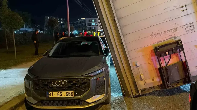Düzce'de Tırın Dorsesi Yola Devrildi: Üç Araç Kıl Payı Kurtuldu