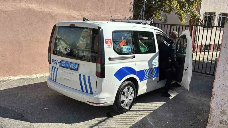 Edirne'deki Bir Ortaokulda Sınıf Arkadaşlarının İhbarıyla Öğrencinin Çantasından Kurusıkı Tabanca Çıktı