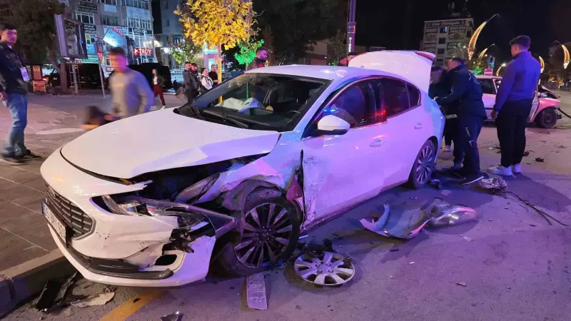 Niğde Merkezde İki Otomobilin Çarpıştığı Kazada Bir Kişi Yaralandı