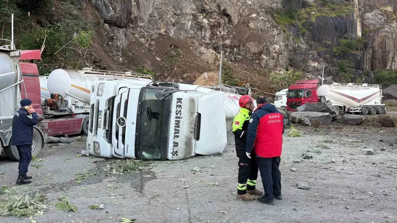 Artvin Hopa Tır Parkında Heyelan Faciası: Kaya Parçaları Araçların Üzerine Düştü