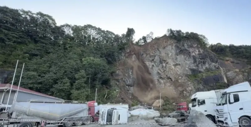 Artvin Hopa Tır Parkı Heyelanı Sonrasında Bölgede Artçı Kaya Kopmaları Sürüyor