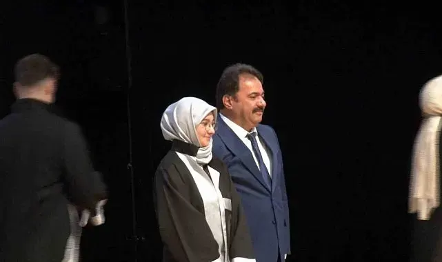 Bursa İl Emniyet Müdürü Gökce kızına diplomasını elleriyle verdi