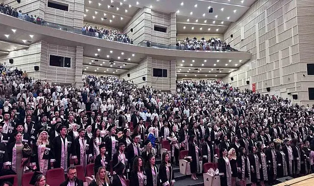 ERÜ İletişim Fakültesi 20. dönem mezunlarını verdi