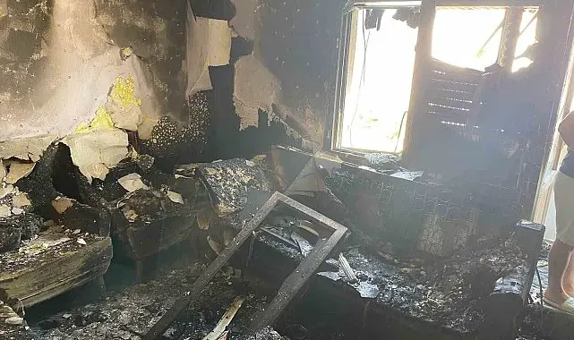 Manisa'da korkutan yangın: Ev kullanılamaz hale geldi