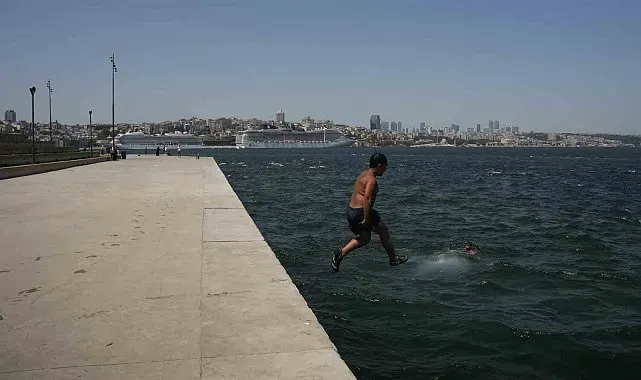 İstanbul'da sıcak hava bunalttı: Kimi denizde serinledi kimi gölgelik alanda dinlendi