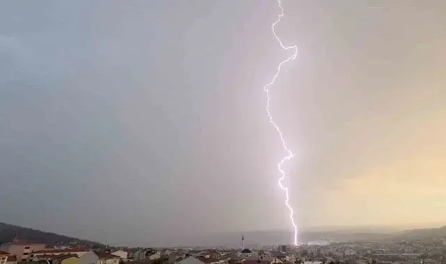 Çanakkale'de yıldırım yangın çıkardı
