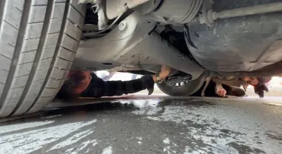 Karabük'te Ticari Taksinin Altında Kalan Yavru Kedi Kurtarıldı