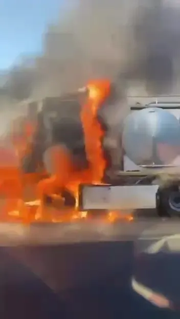 Adana'da Seyir Halindeki Tır Alev Aldı ve Kullanılamaz Hale Geldi