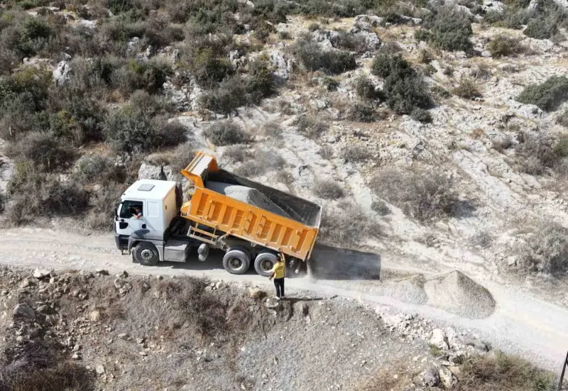 Tarsus Belediyesi Kırsal Mahallelerde Yol Çalışmalarını Sürdürüyor