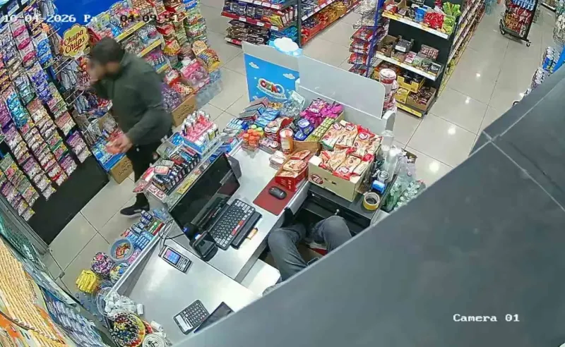 Aksaray'da Market Sahibinin Uyumasını Fırsat Bilen Hırsız Kameraya Yansıdı
