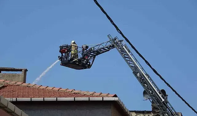 Pendik'te çatı katında çıkan yangın paniğe neden oldu: 1 hafif yaralı