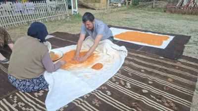 Hisarcık İlçesinde Eşinin Kışlık Tarhana Hazırlığına Destek Veren Vatandaş İlgi Gördü