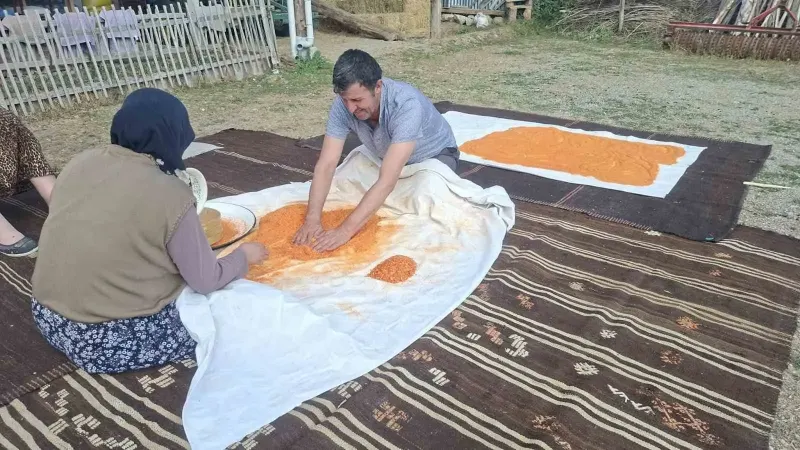 Hisarcık İlçesinde Eşinin Kışlık Tarhana Hazırlığına Destek Veren Vatandaş İlgi Gördü