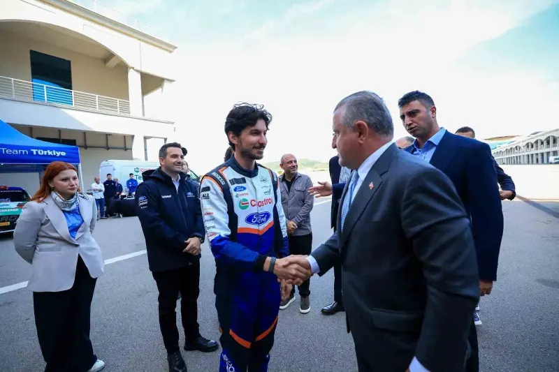 Bakan Bak İstanbul Park Piskinde Sürüş Heyecanı Yaşadı