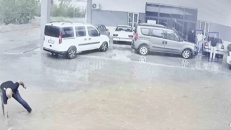 Adıyaman’da Sel Sularına Kapılan Civciv Belediyesinin Çalışanı Tarafından Kurtarıldı