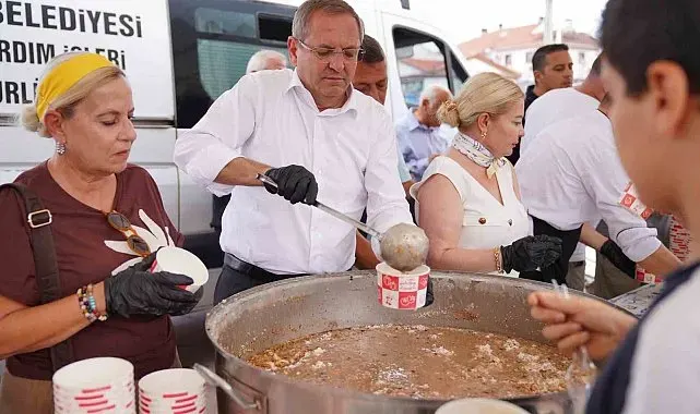 Ayvalık'ta binlerce kişiye aşure ikram edildi
