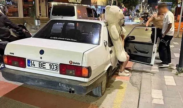 Peluş ayı ehliyetsiz sürücüyü ele verdi