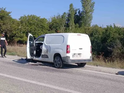 Konya'da Otomobil ile Ticari Araç Çarpıştı: 3 Kişi Hayatını Kaybetti