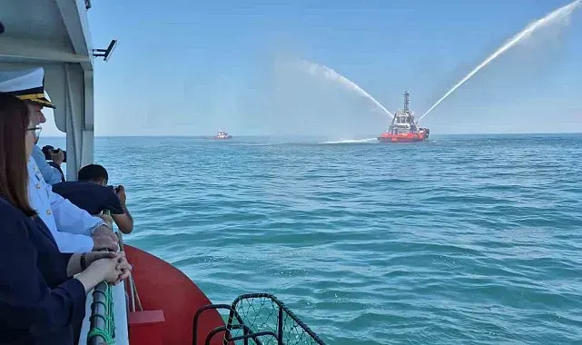 Sıcaklığın 41 dereceye çıktığı Bartın'da basınçlı su ile yapılan gösteri ilgi gördü