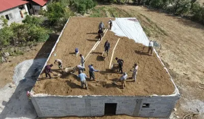 Hakkari Derecik'te İmece Usulü Ev İnşaatı: Komşular Seferber Oldu