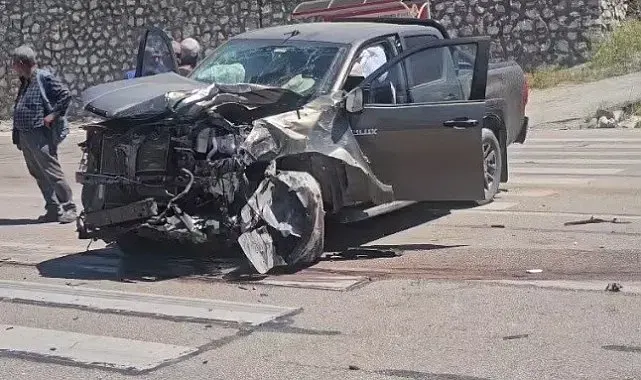Malatya'da iki pikap çarpıştı: 3 yaralı