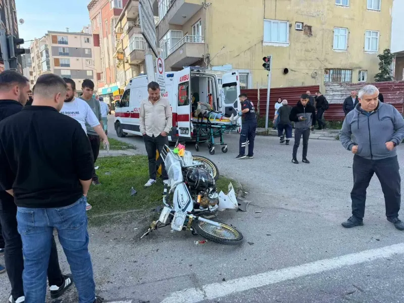 Samsun'da Kırmızı Işık İhlali Kazası: Motosiklet Sürücüsü Yaralandı