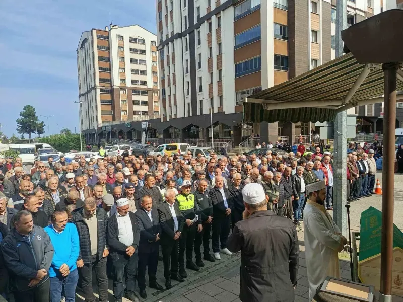 İstanbul'daki Trafik Kazasında Hayatını Kaybeden Genç Trabzon'da Toprağa Verildi