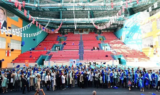 YYÜ Tıp Fakültesi'nde mezuniyet coşkusu: Genç hekimler diplomalarını aldı