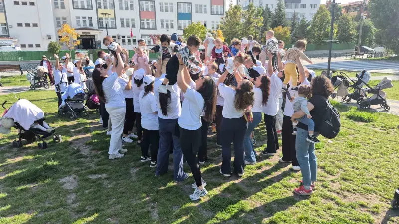 Eskişehir'de Yetmiş Beş Anne Bebekleriyle Aynı Anda Egzersiz Yaptı