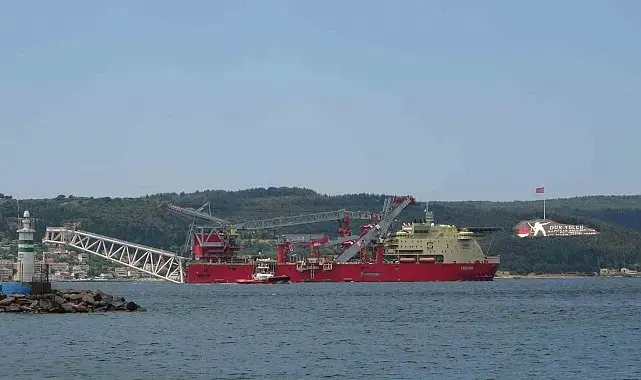 Boru döşeme gemisi 'JSD 6000' Çanakkale Boğazı'ndan geçti