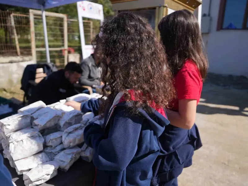 Düzce'de Öğrenciler Barınaktaki Hayvanlarla Buluşarak Mama Bağışında Bulundu