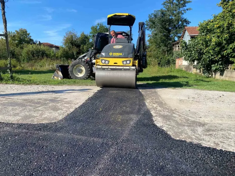 Düzce Çalıcuma Köyünde Asfalt Yama Çalışmaları Hız Kesmeden Devam Ediyor