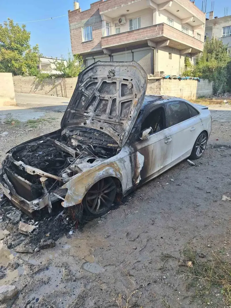 Şanlıurfa’da Park Halindeki Lüks Otomobile Önce Silahlı Saldırı Düzenlendi Ardından Kundaklandı