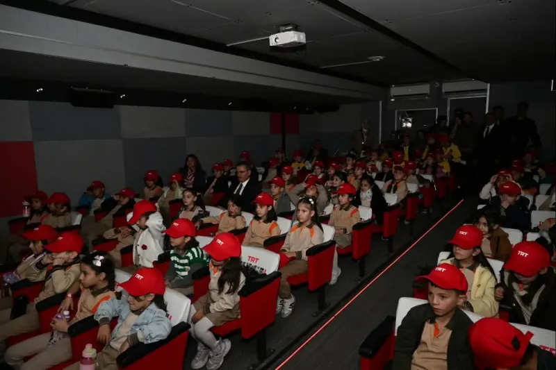 TRT Sinema Tırı Erzurum'daki Öğrencileri Beyaz Perdeyle Buluşturdu