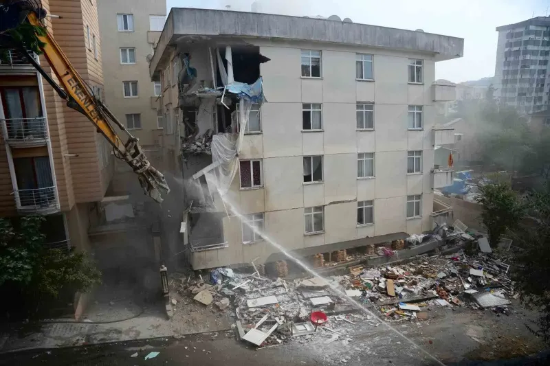 Maltepe’de Çöken 7 Katlı Binanın Üst Katlarında Yıkım Çalışmaları Başlatıldı
