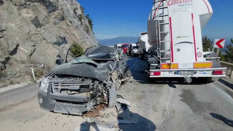 Bolu Mudurnu Karayolunda Feci Kaza: Tır ile Pikap Çarpıştı, 1 Kişi Yaşamını Yitirdi