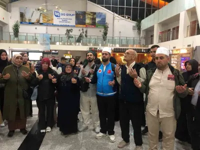 Sivaslı Özel Gereksinimli Ahmet Turan İmamoğlu Hayırseverlerin Desteğiyle Umreye Gitti