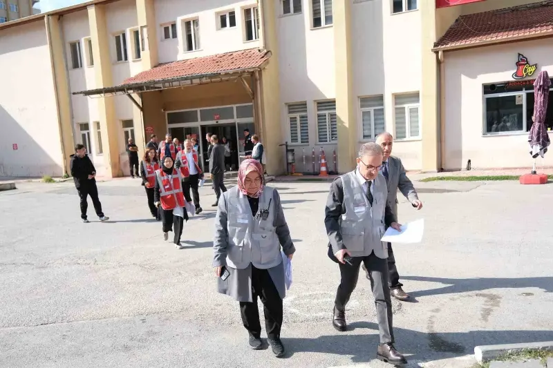 Sivas Cumhuriyet Üniversitesi Hastanesinde Gerçekleştirilen Afet Tatbikatı Gerçeğini Aratmadı