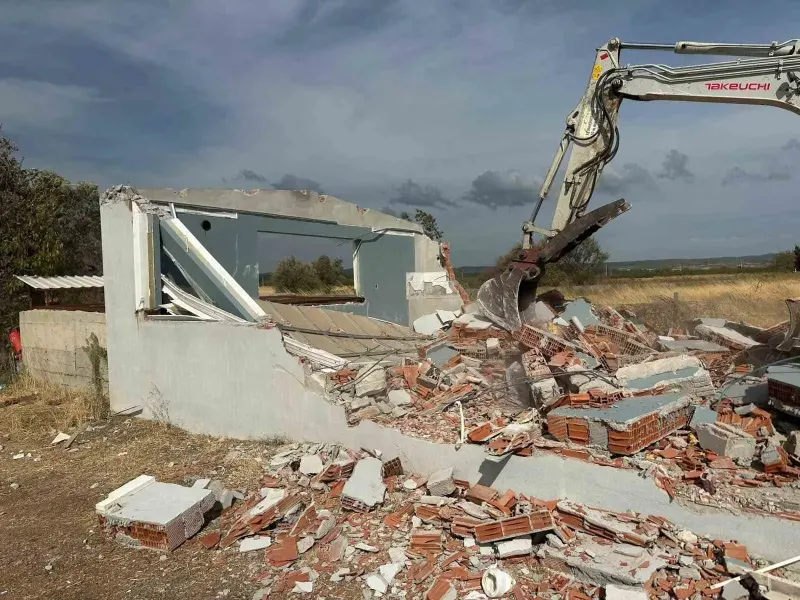 Çanakkale'de Kaçak Yapılara Geçit Yok: Bayramiç'te 21 Yapı Yıkıldı