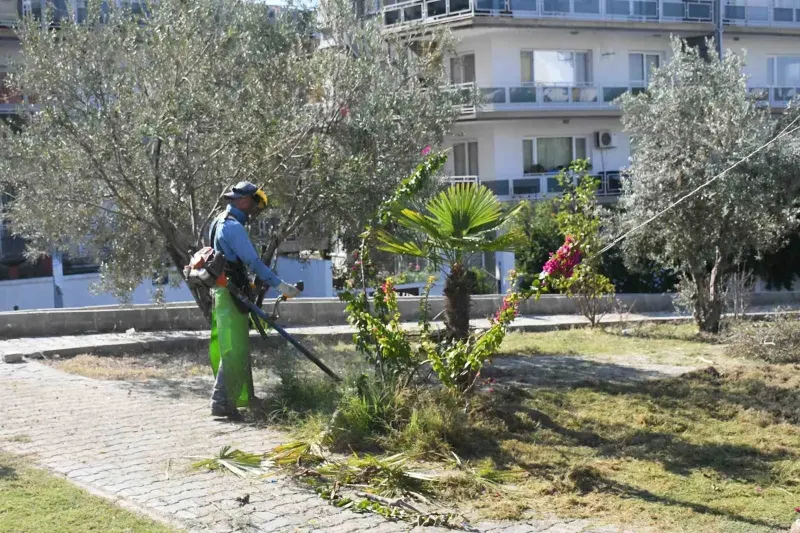 Kuşadası Belediyesi Ekiplerinden Park Ve Yeşil Alanlarda Kapsamlı Bakım