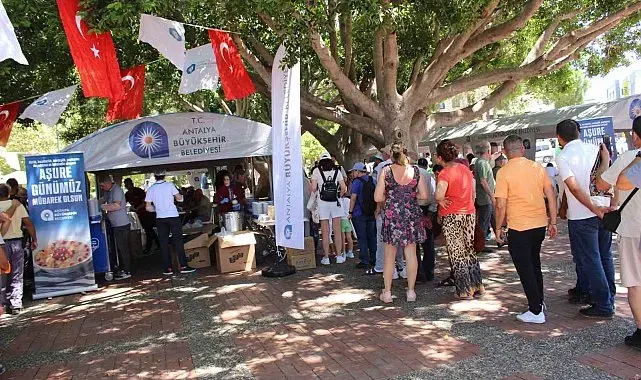 Büyükşehir'in aşure ikramları sürüyor