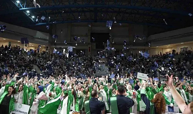 Kocaeli Sağlık ve Teknoloji Üniversitesi mezunlarını uğurladı