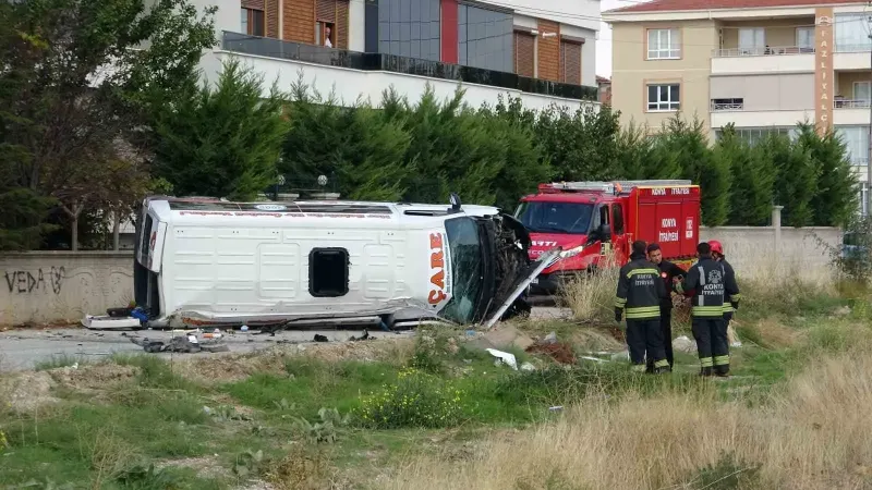 Konya'da Servis Minibüsü ile Otomobil Çarpıştı: 8'i Çocuk 9 Yaralı