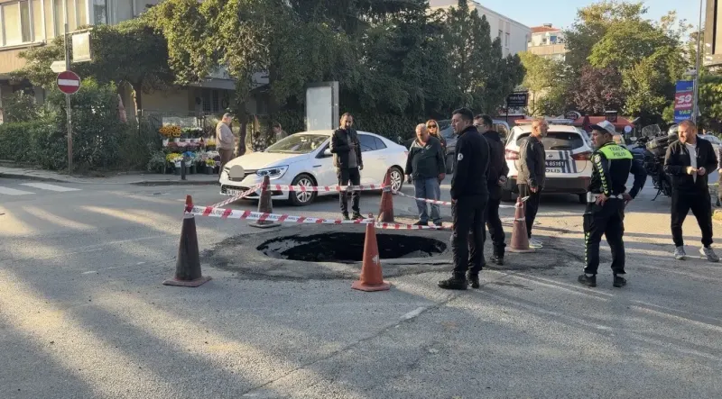 Beşiktaş Akatlar'da Yol Çökmesi Trafiği Felç Etti