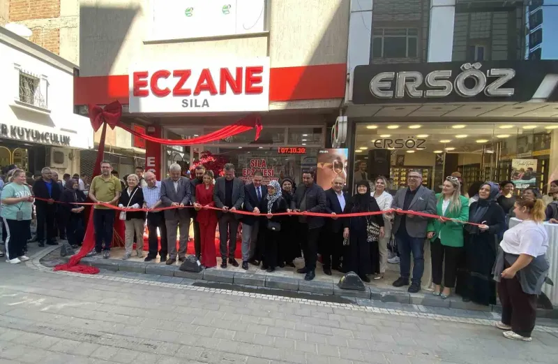 Alaşehir'de Eczane Açılışında Duygu Dolu Anlar Yaşandı