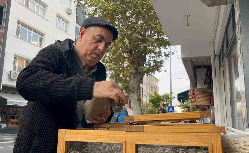 Tekirdağ’da Yarım Asırdır Seyyar Arabada Çekirdek Satan Yaşar Başkır’ın Hayat Hikayesi