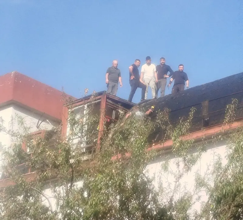 Denizli'de Dört Katlı Apartmanın Çatısında Çıkan Yangın Söndürüldü